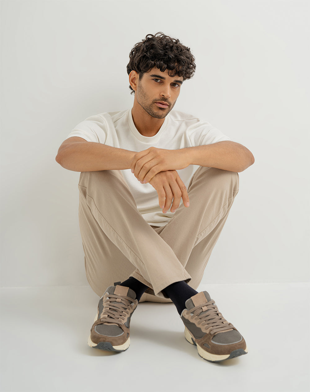 Pantalón regular fit tiro medio khaki