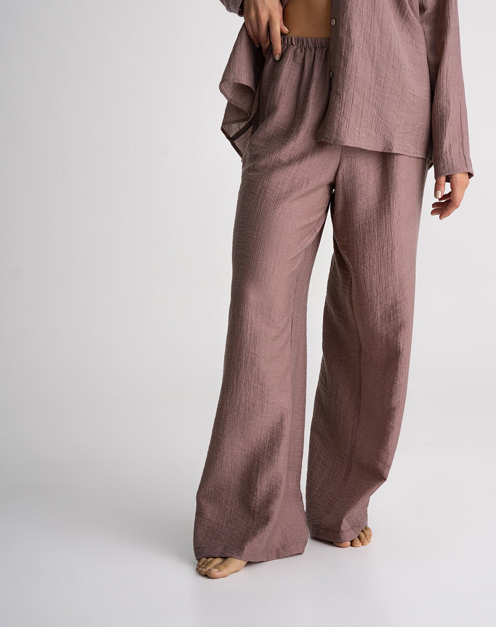 Pantalón tiro alto satín efecto arrugado palo rosa mujer