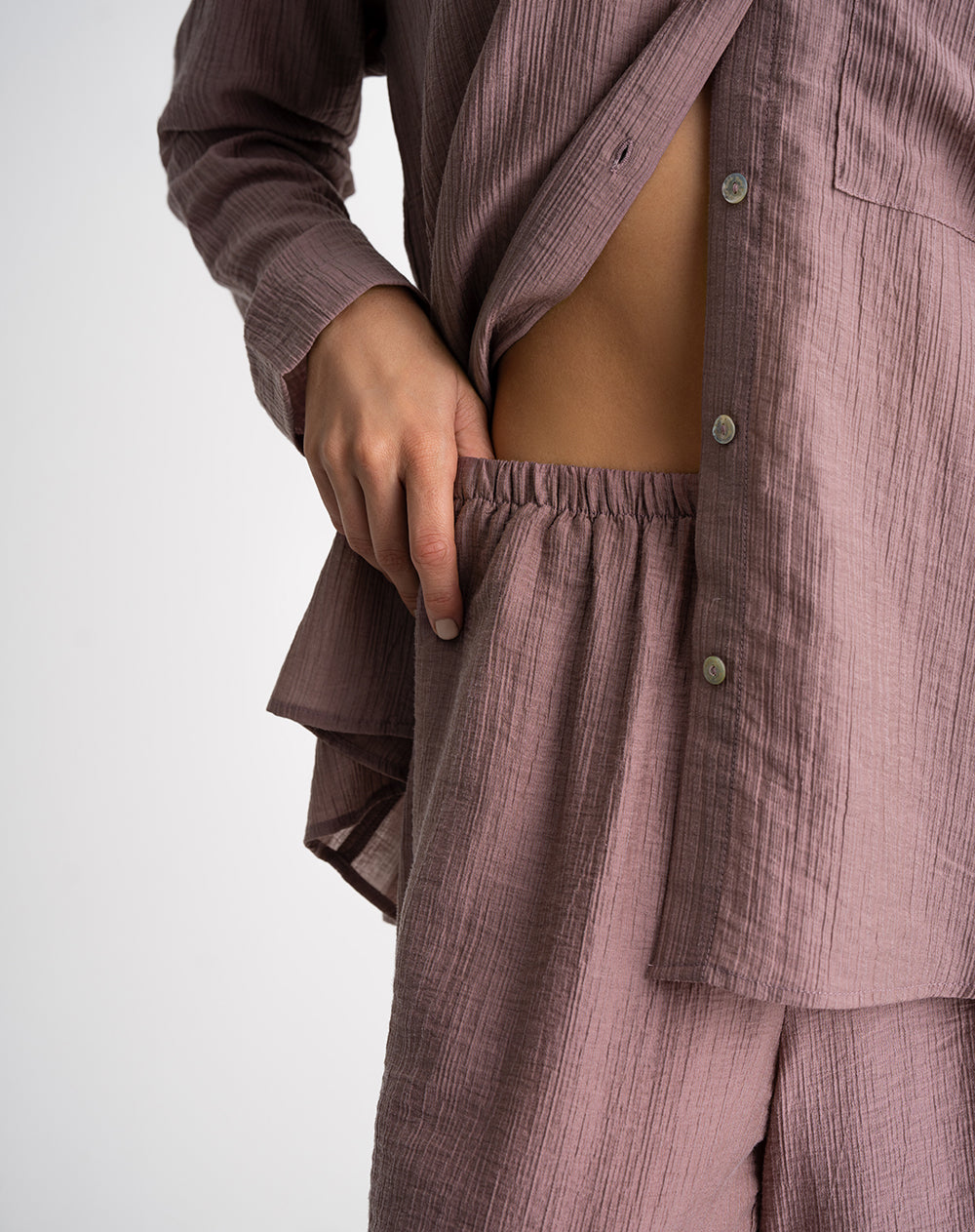 Pantalón tiro alto satín efecto arrugado palo rosa mujer