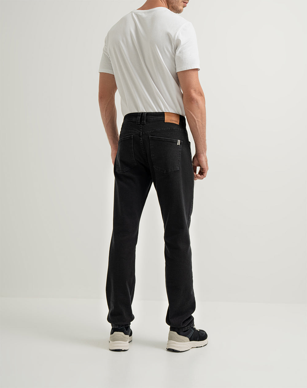 Jean regular fit tiro medio negro