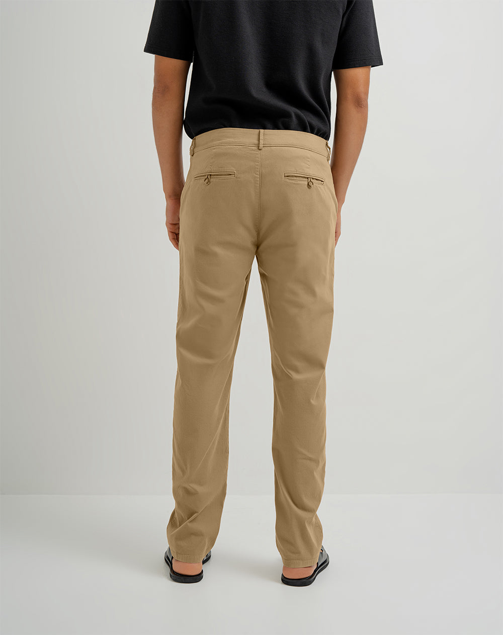 Pantalón regular fit tiro medio cafe