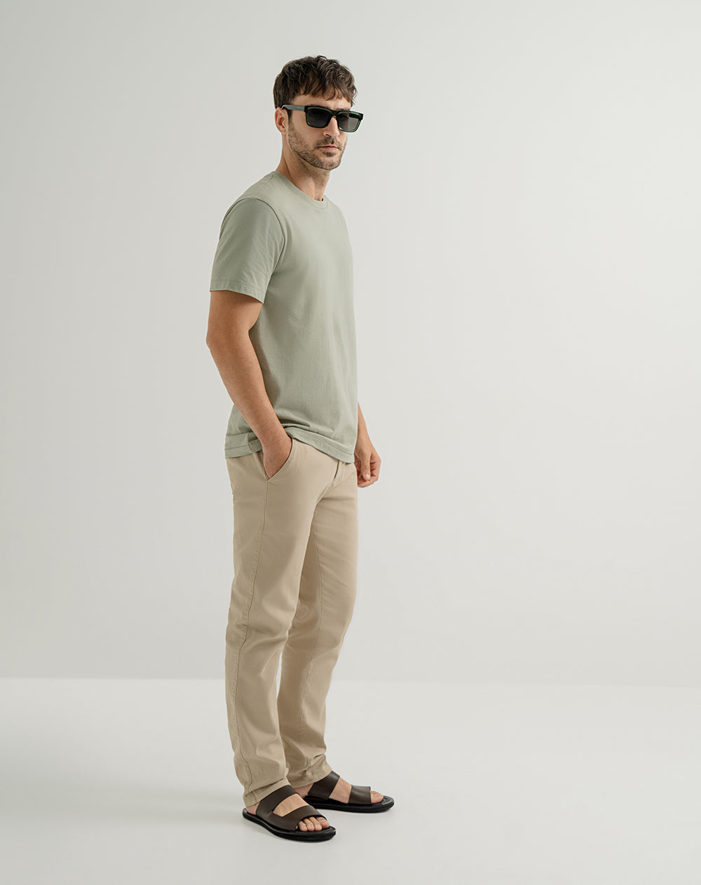 Pantalón regular fit tiro medio khaki