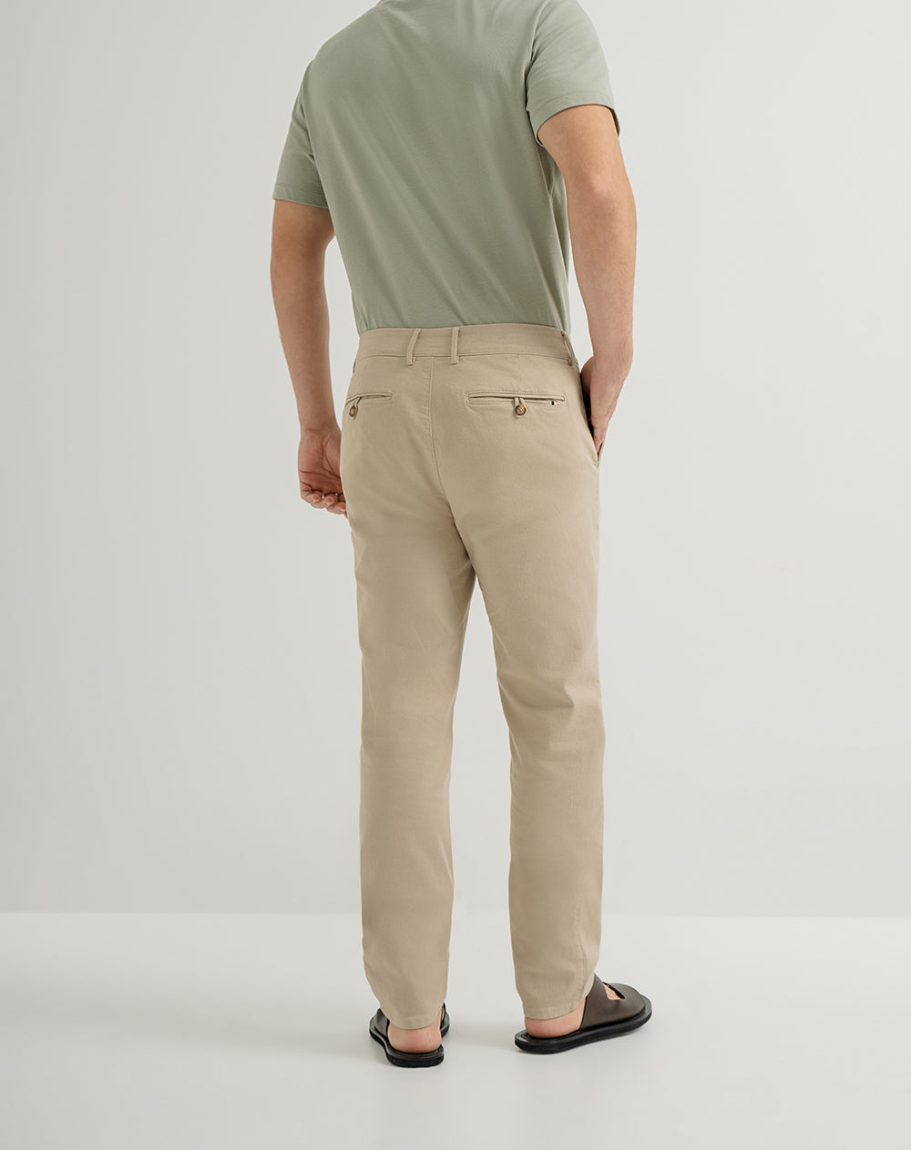 Pantalón regular fit tiro medio khaki