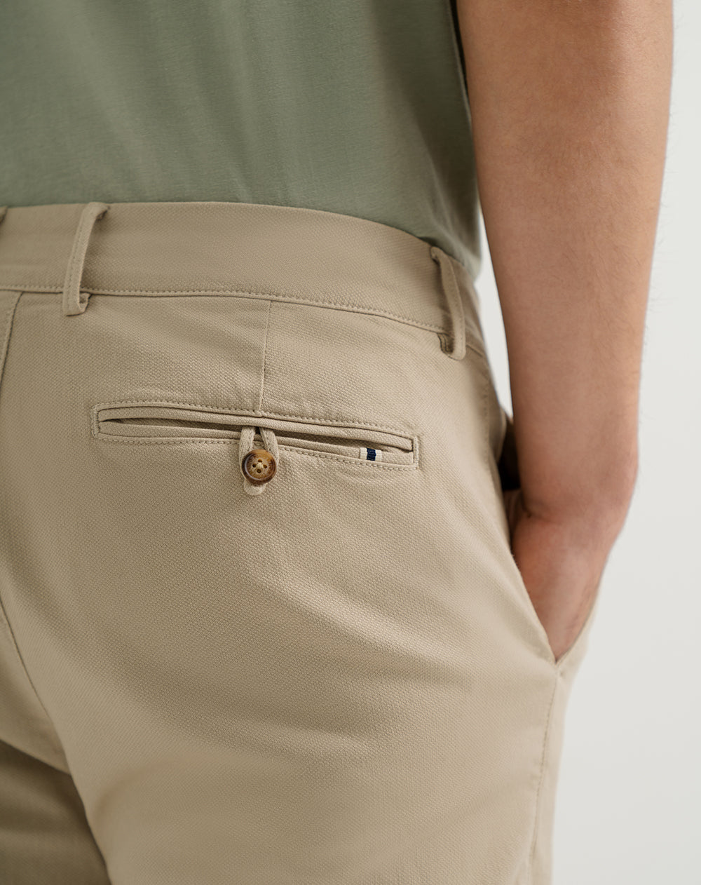 Pantalón regular fit tiro medio khaki
