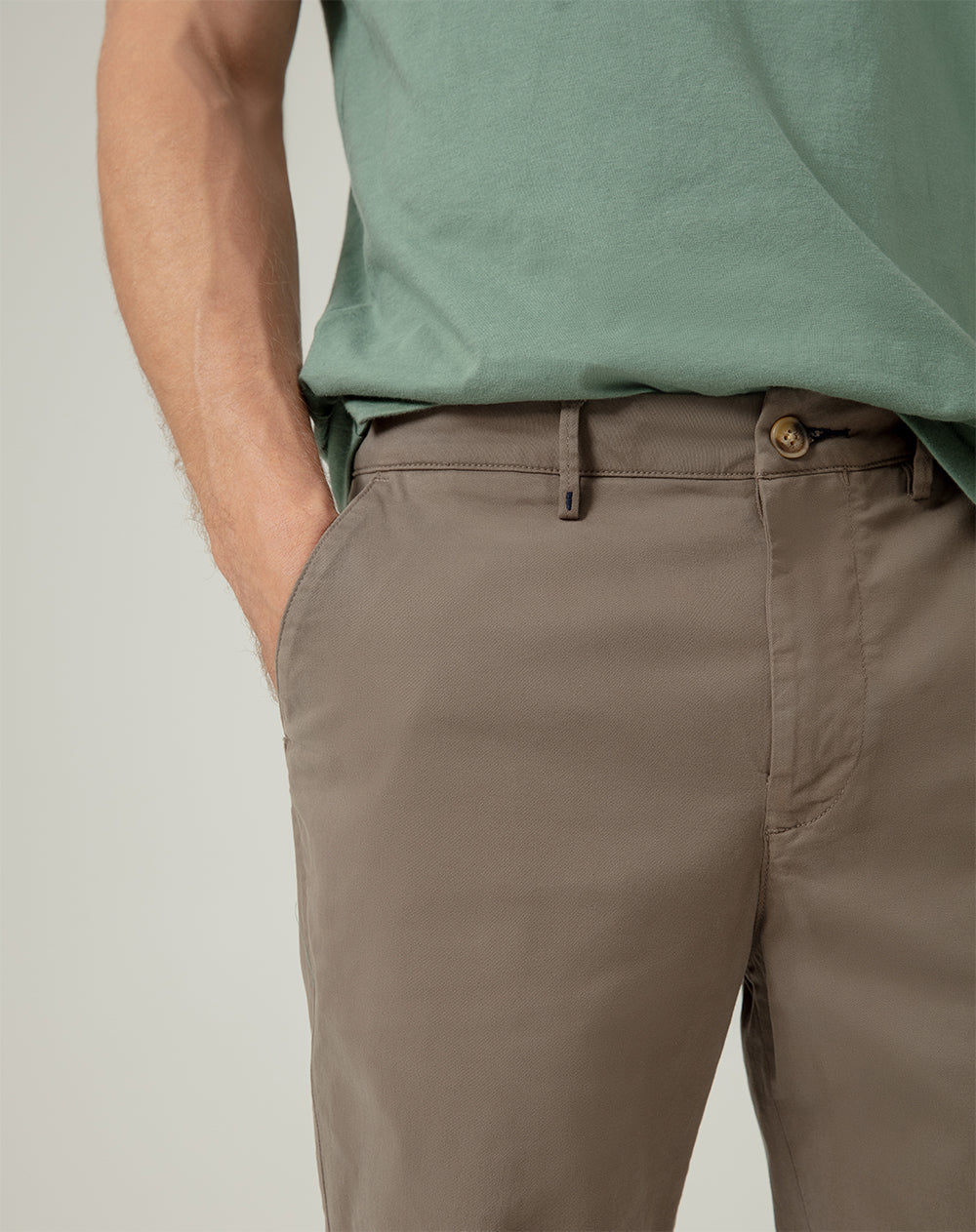 Pantalón regular fit tiro medio verde