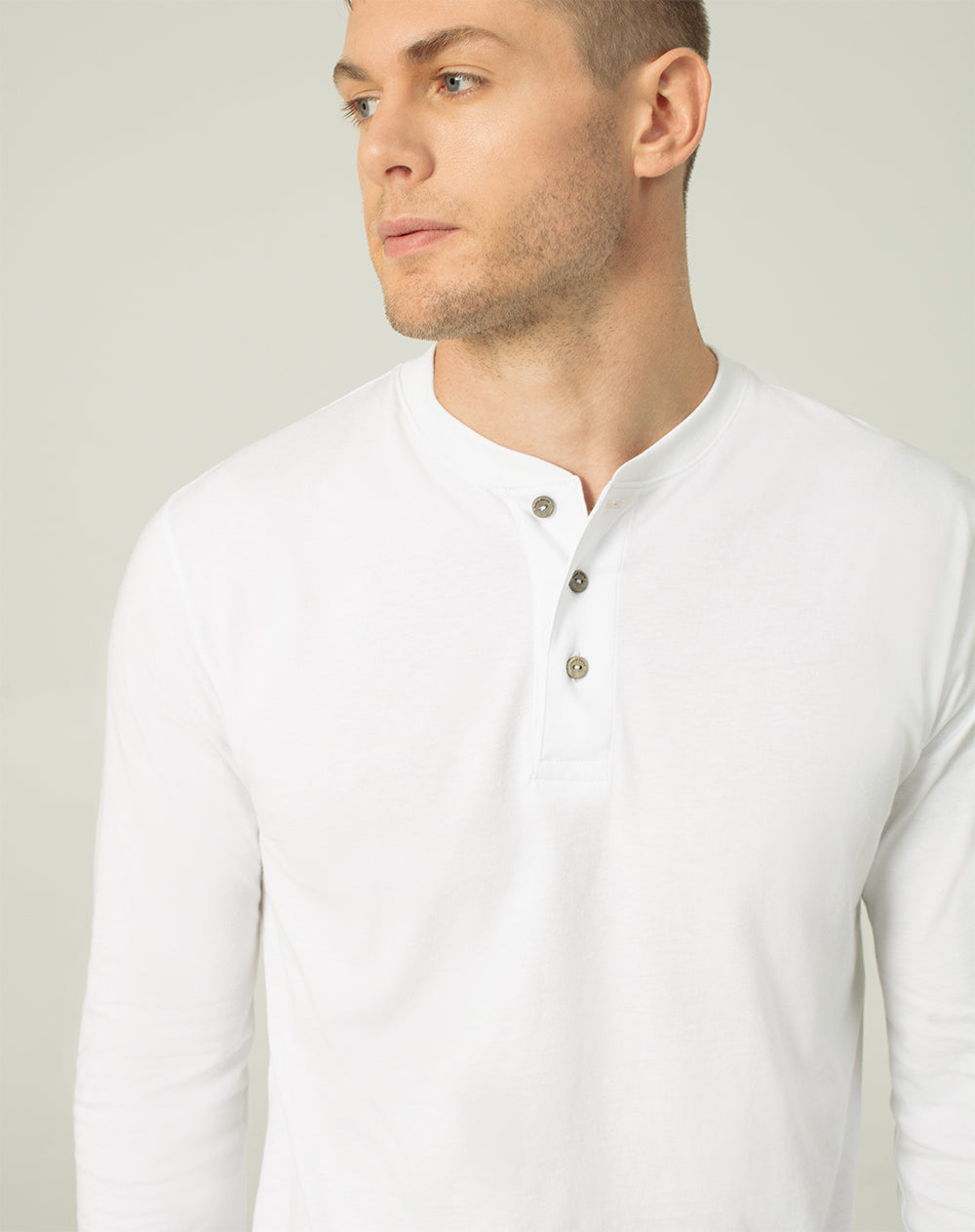 Camibuzo algodón sostenible botones en cuello blanco para hombre