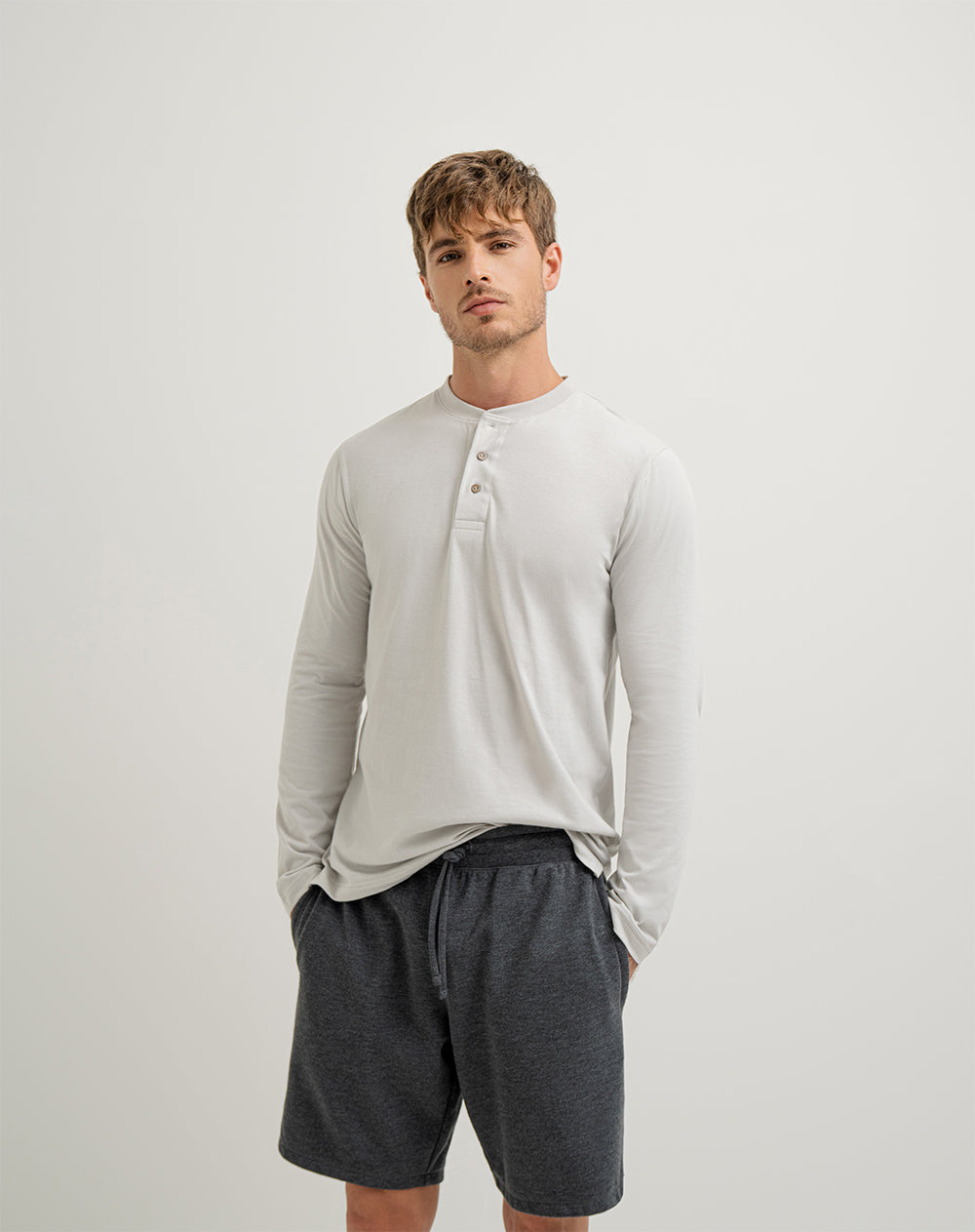 Camibuzo algodón sostenible botones en cuello gris claro para hombre