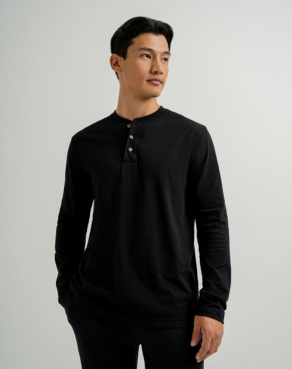 Camibuzo algodón sostenible botones en cuello negro para hombre