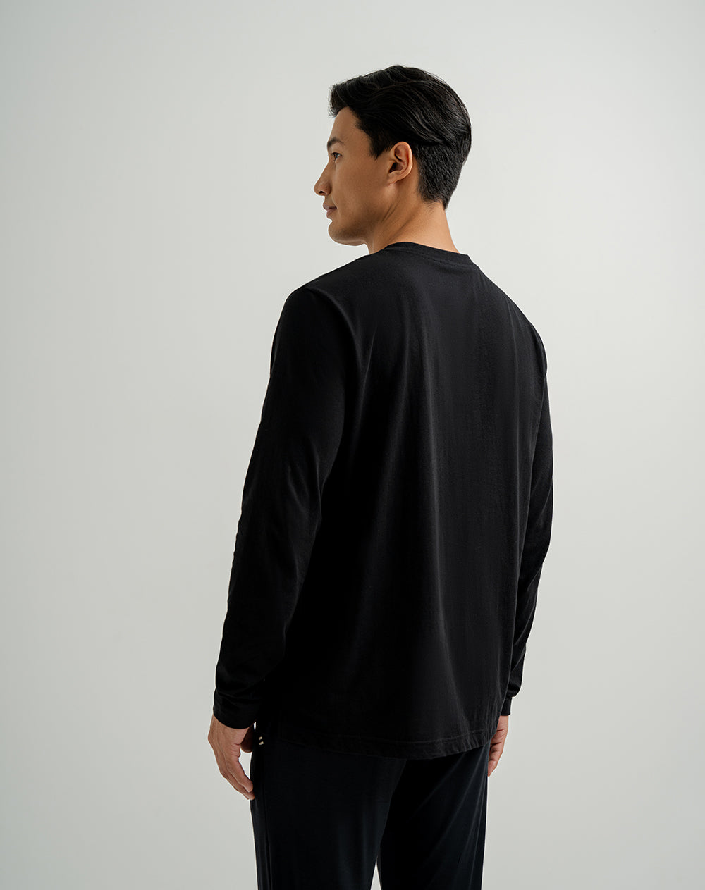Camibuzo algodón sostenible botones en cuello negro para hombre