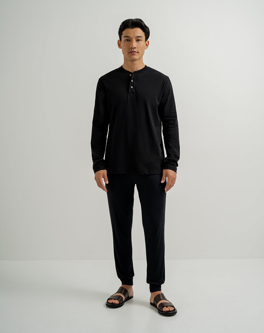 Camiseta regular fit manga larga negra