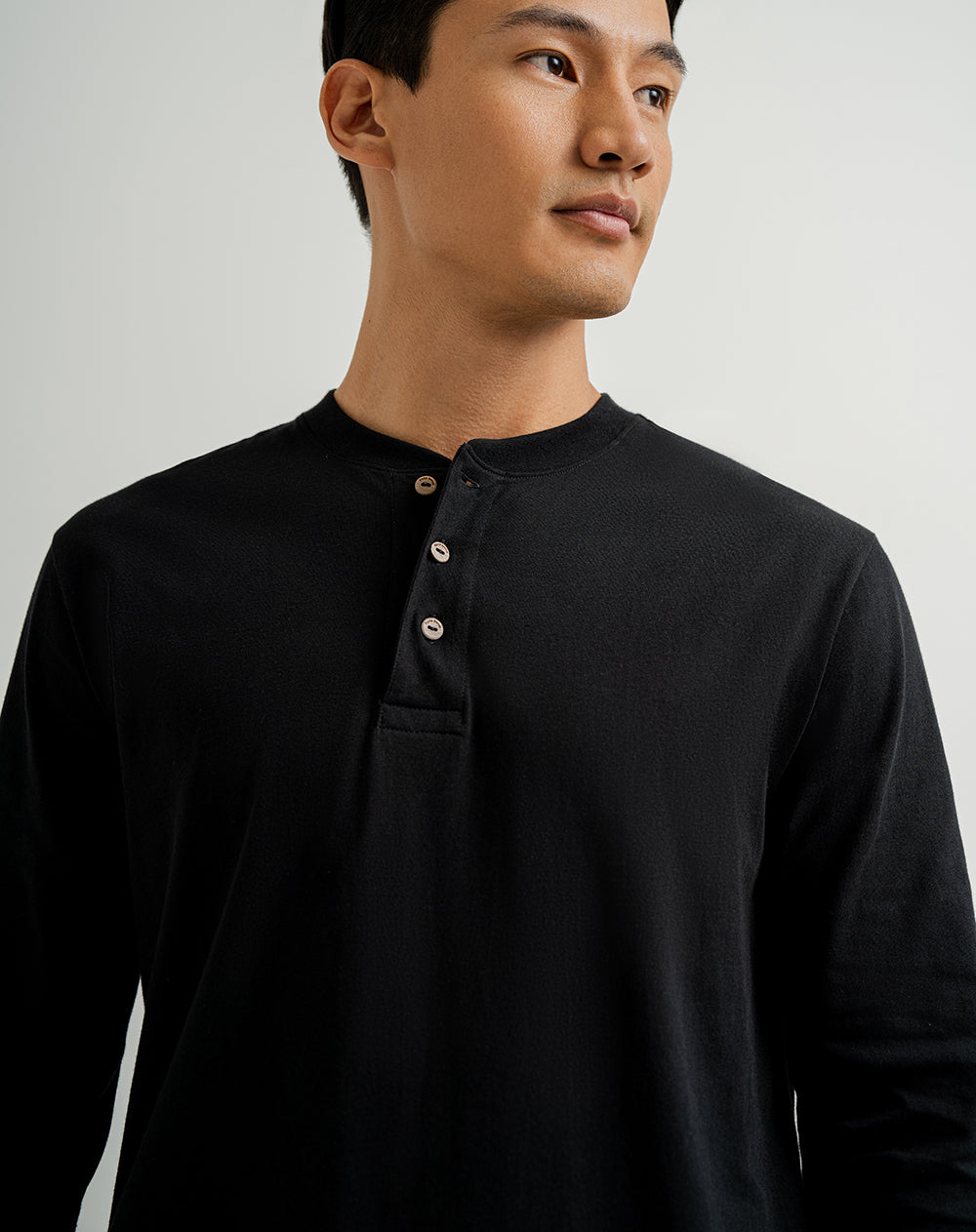 Camiseta regular fit manga larga negra
