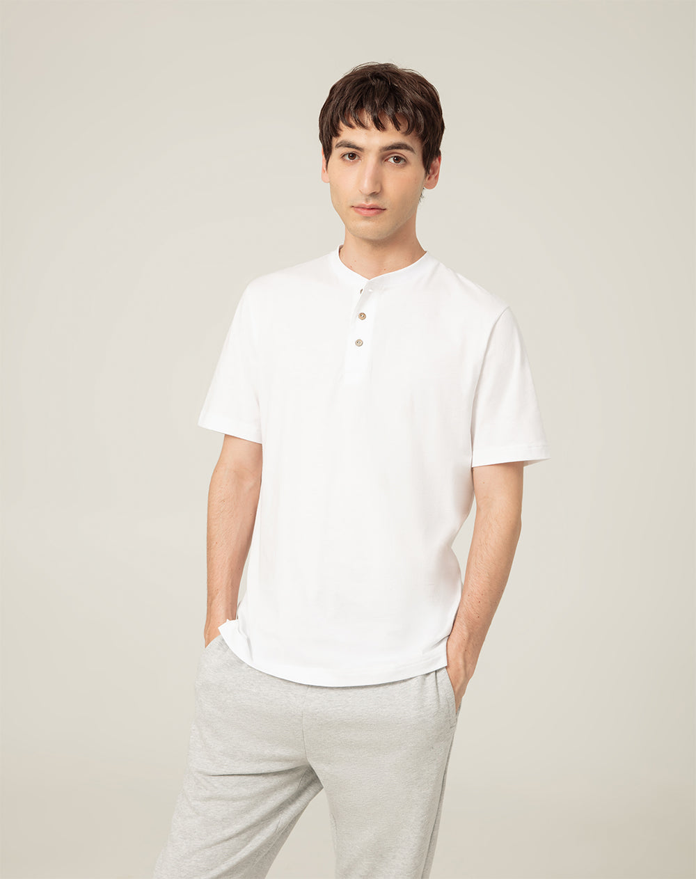 Camiseta algodón sostenible botones en cuello blanca para hombre