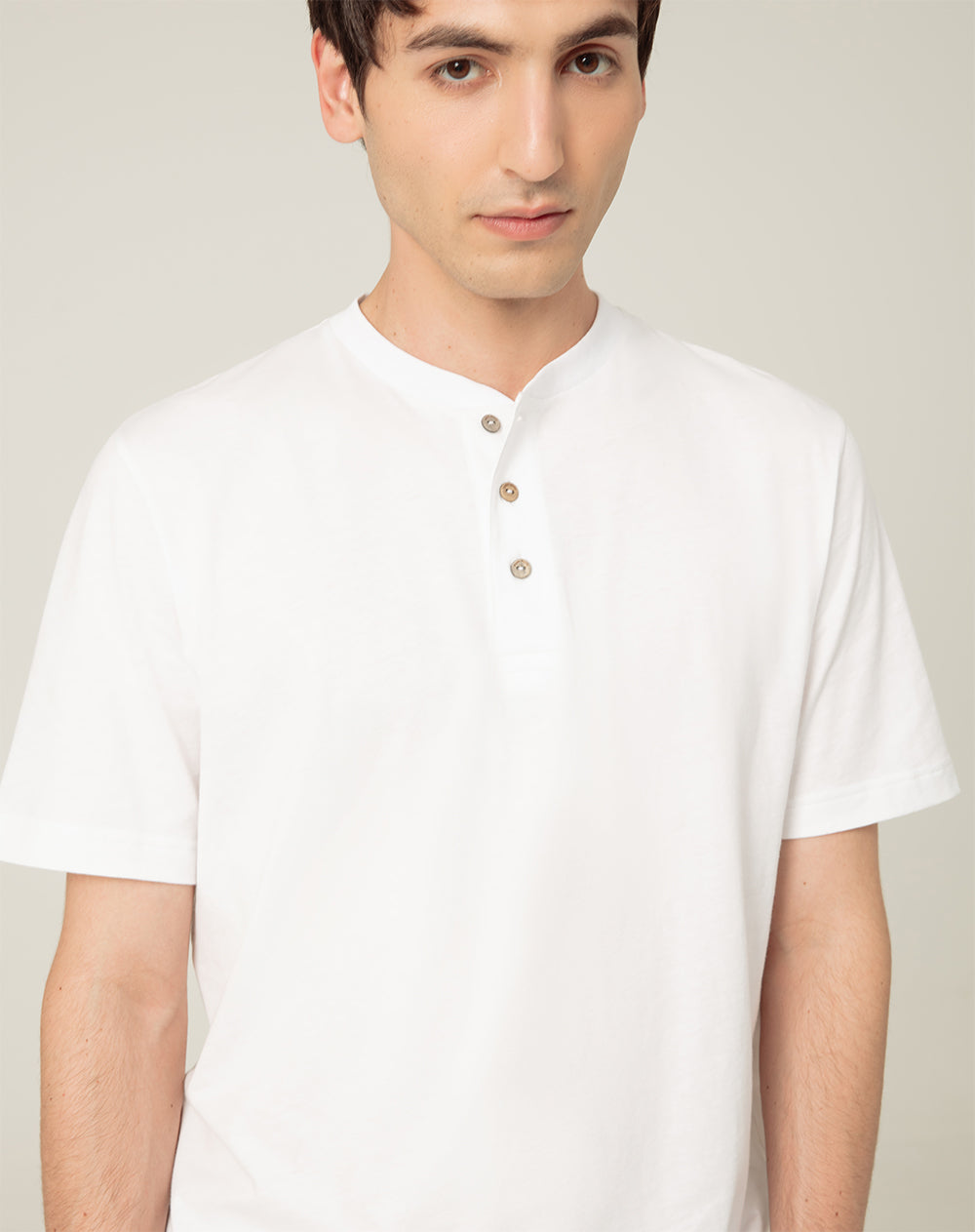 Camiseta algodón sostenible botones en cuello blanca para hombre