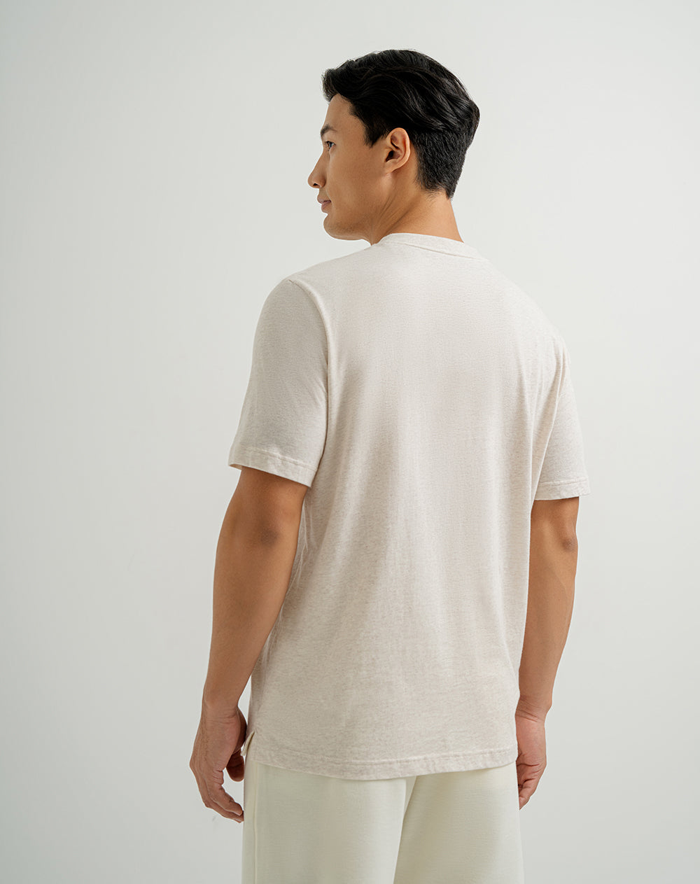 Camiseta algodón sostenible botones en cuello crudo para hombre