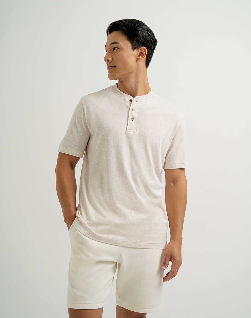 Camiseta algodón sostenible botones en cuello crudo para hombre