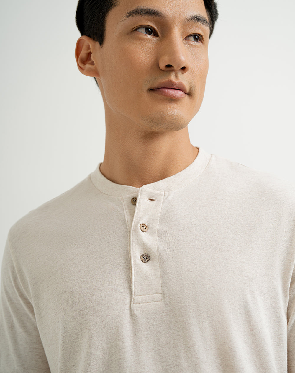 Camiseta algodón sostenible botones en cuello crudo para hombre