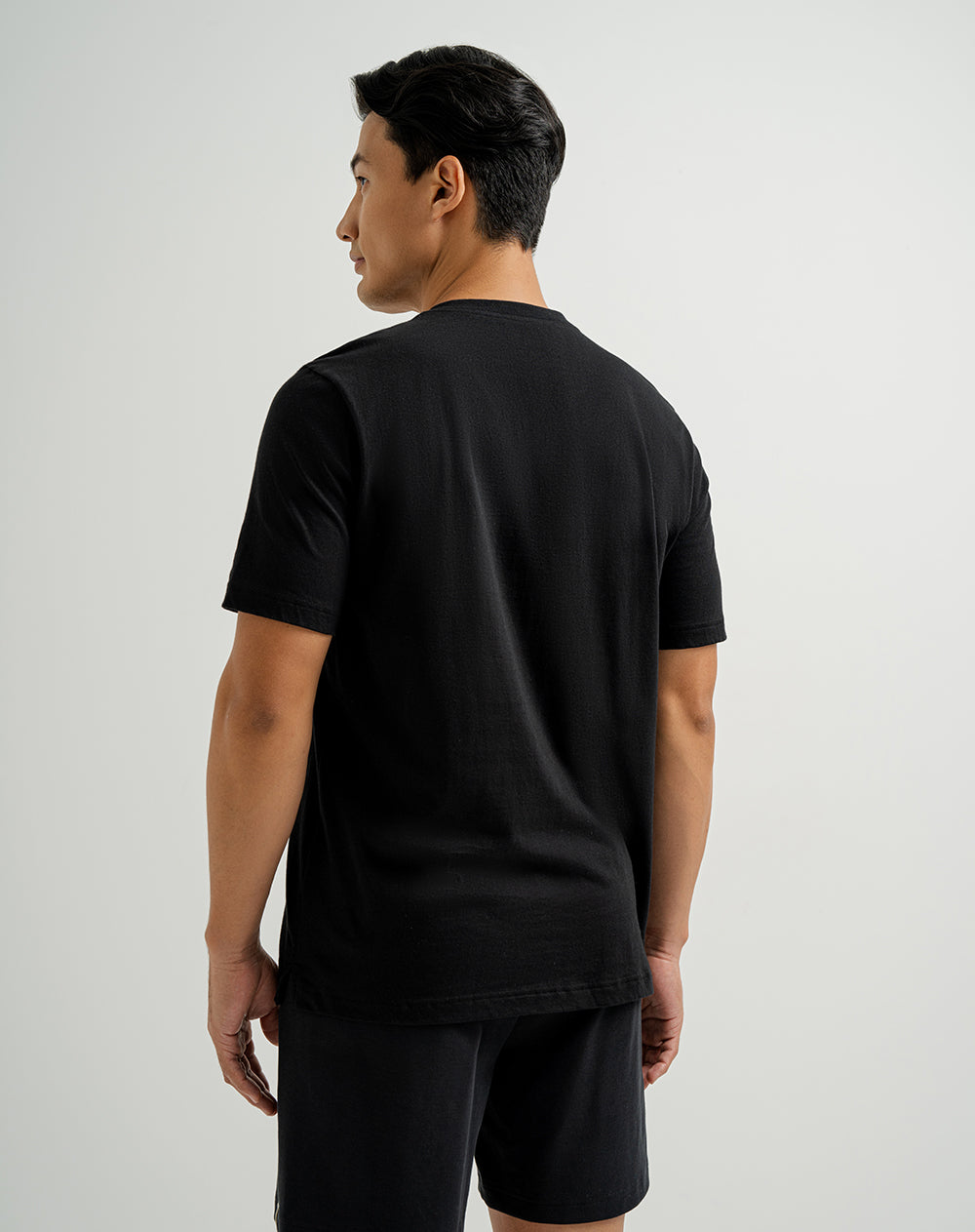 Camiseta algodón sostenible botones en cuello negra para hombre