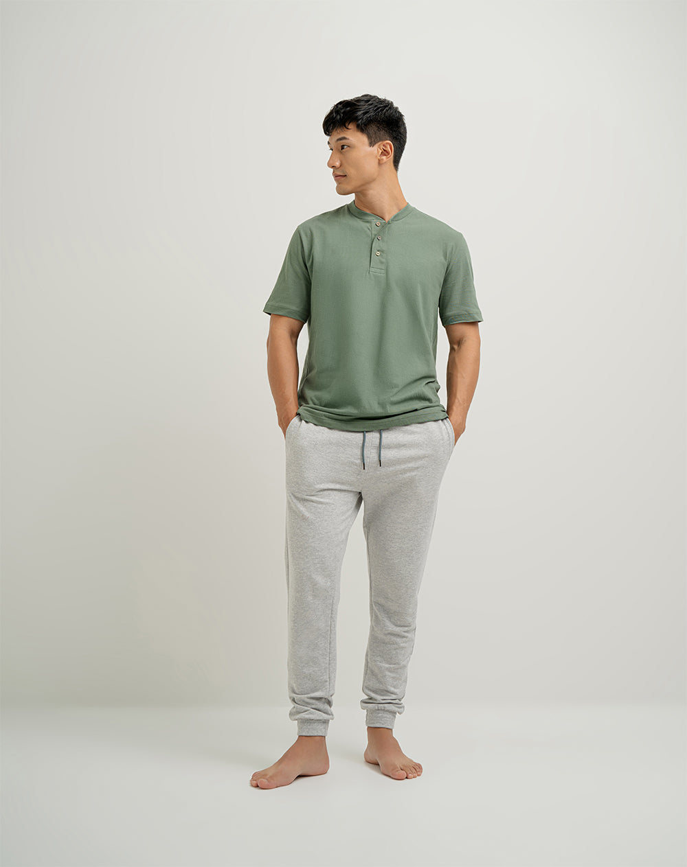 Camiseta algodón sostenible botones en cuello verde para hombre
