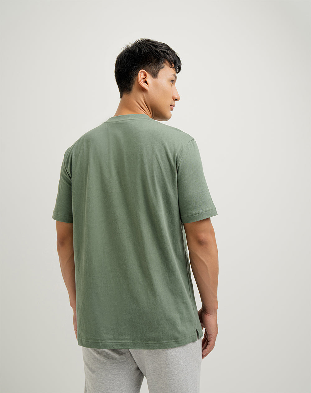 Camiseta algodón sostenible botones en cuello verde para hombre