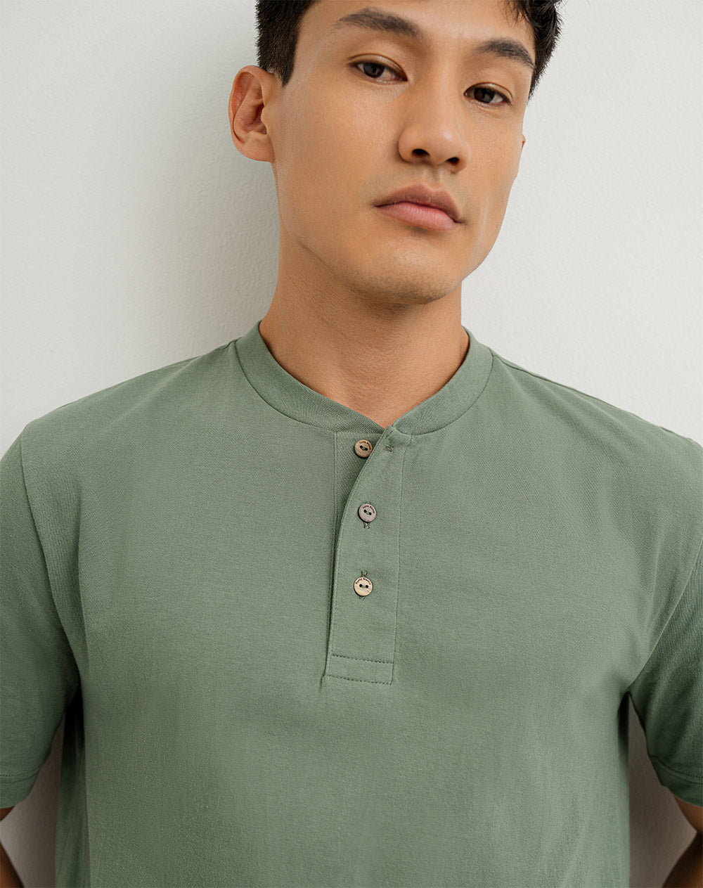 Camiseta algodón sostenible botones en cuello verde para hombre