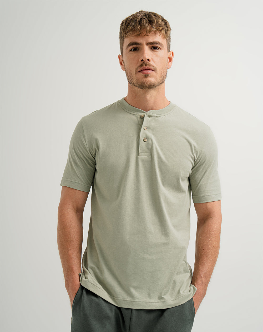 Camiseta algodón sostenible botones en cuello verde claro para hombre