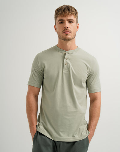 Camiseta algodón sostenible botones en cuello verde claro para hombre
