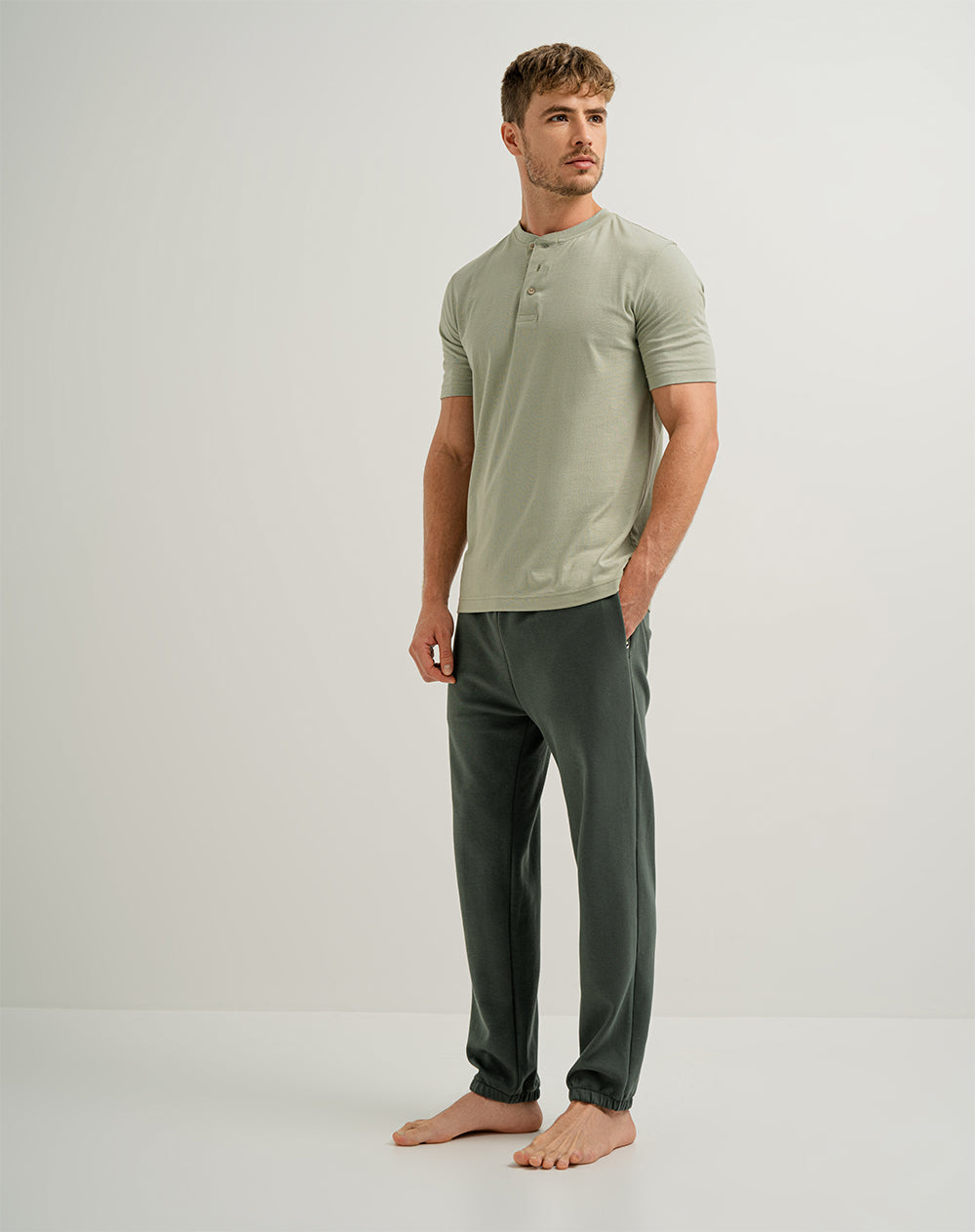 Camiseta algodón sostenible botones en cuello verde claro para hombre
