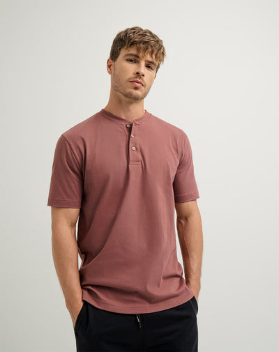 Camiseta algodón sostenible botones en cuello vinotinto para hombre