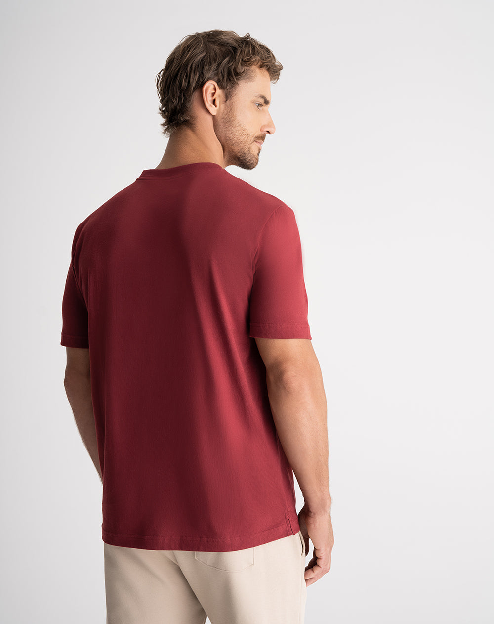 Camiseta regular fit manga corta vinotinto