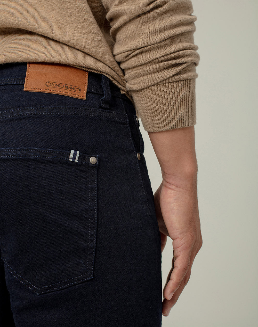 Jean slim fit tiro medio indigo oscuro