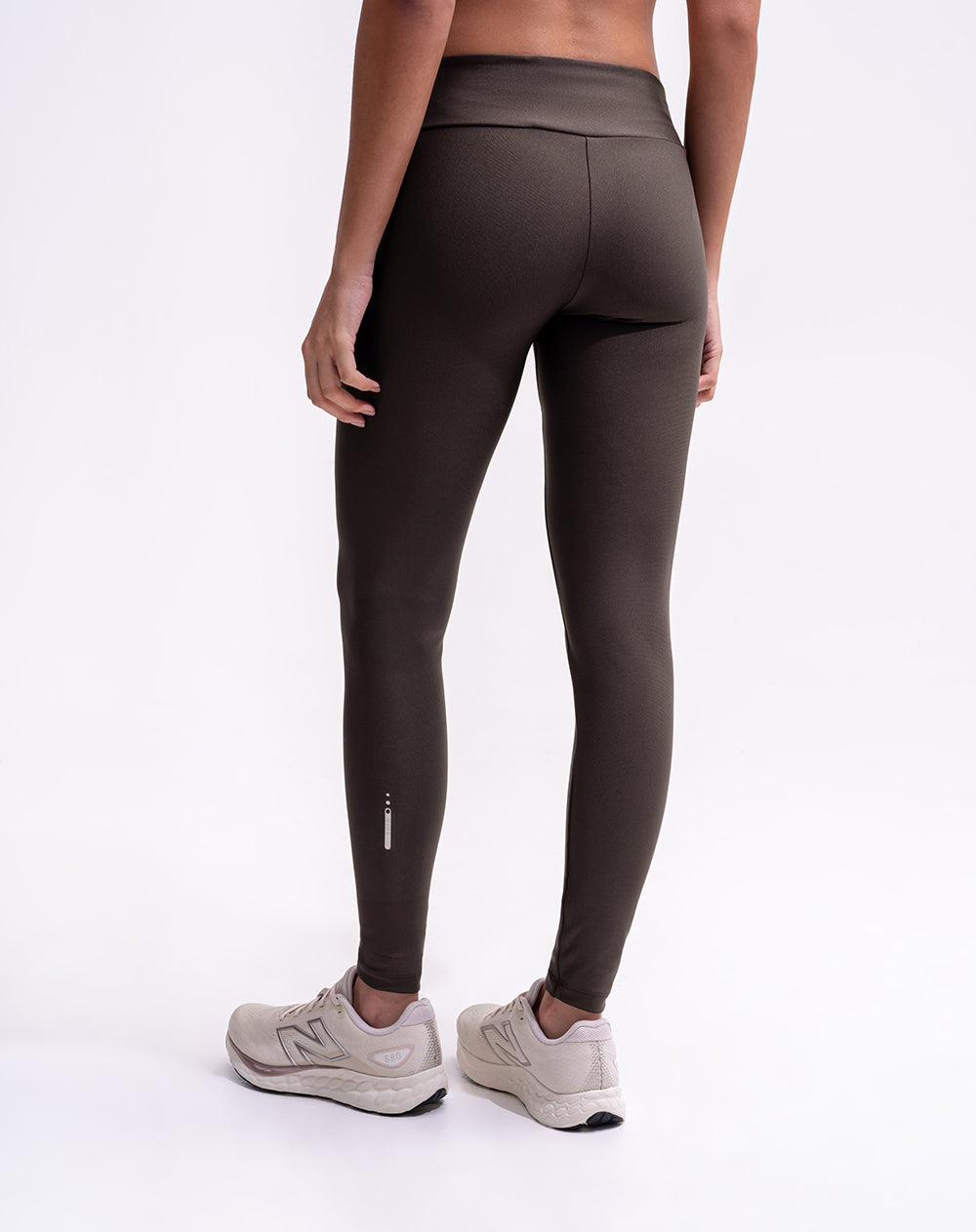 Legging deportivo tiro alto control humedad café mujer