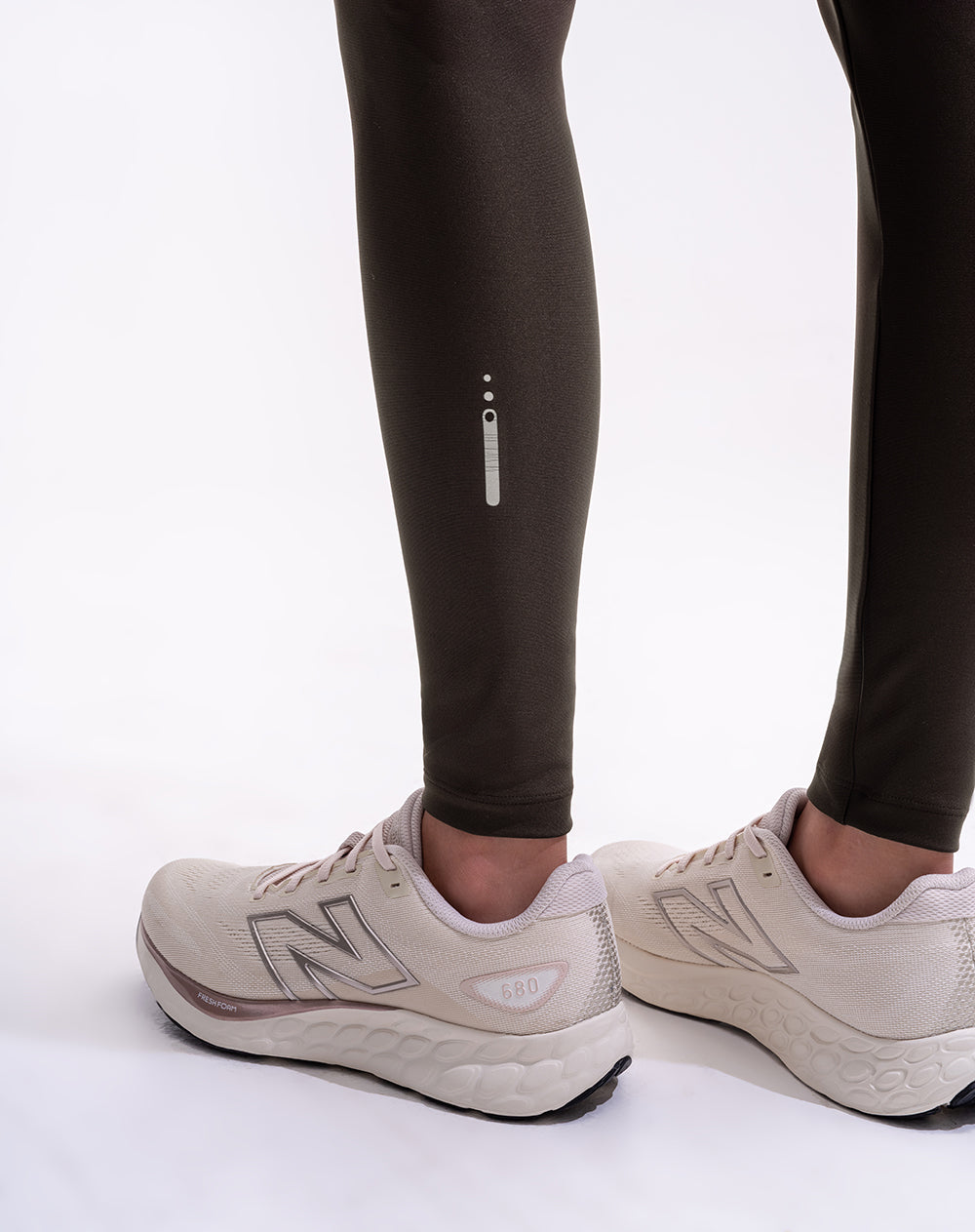 Legging deportivo tiro alto control humedad café mujer