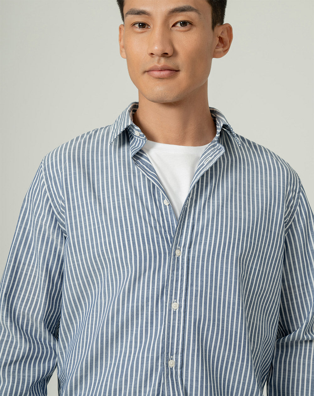 Camisa regular fit manga larga azul con rayas