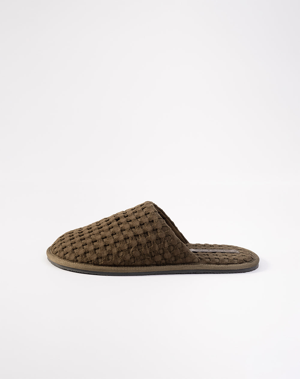 Pantufla tipo mule tejido waffle café hombre