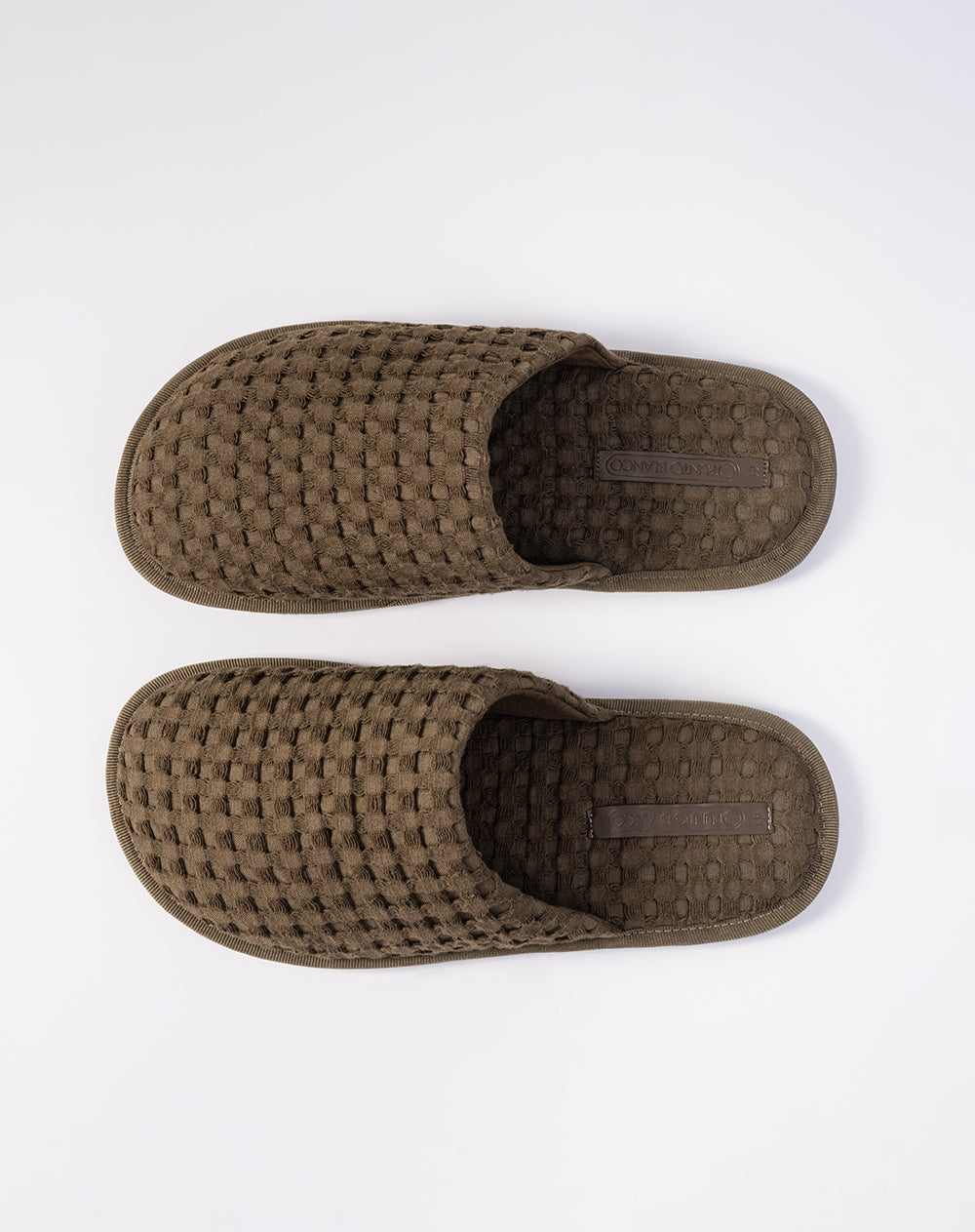 Pantufla tipo mule tejido waffle café hombre