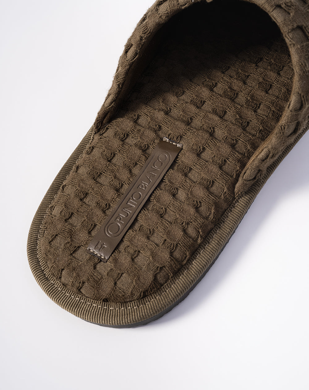 Pantufla tipo mule tejido waffle café hombre