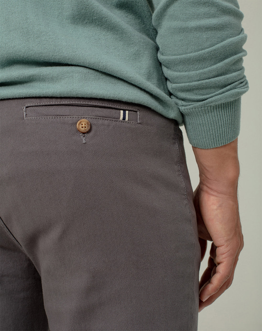 Pantalón regular fit tiro medio gris
