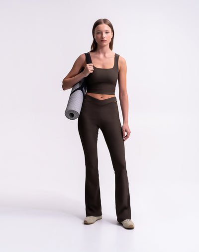 Pantalón deportivo tiro alto control humedad café mujer