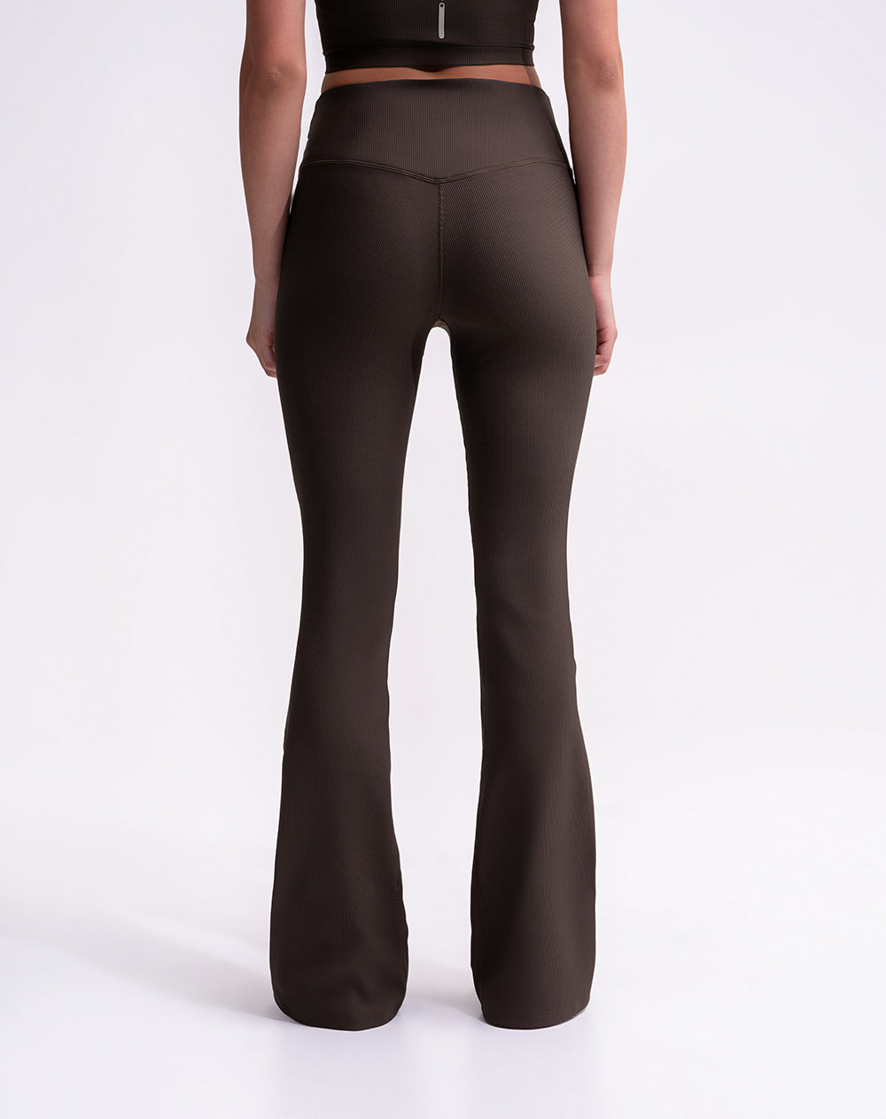 Pantalón deportivo tiro alto control humedad café mujer