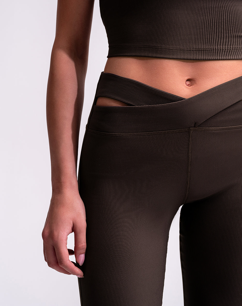 Pantalón deportivo tiro alto control humedad café mujer