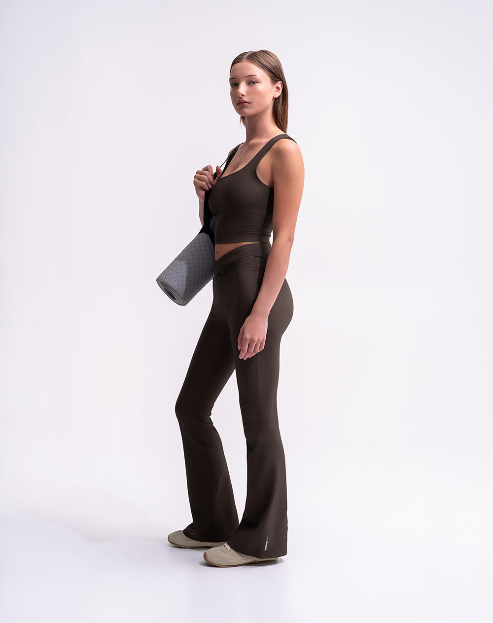 Pantalón deportivo tiro alto control humedad café mujer