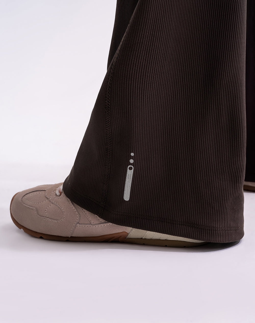 Pantalón deportivo tiro alto control humedad café mujer