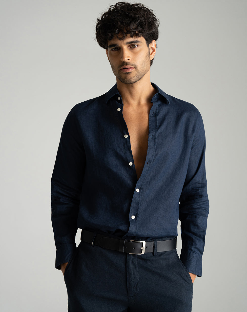 Camisa regular fit en lino manga larga azul