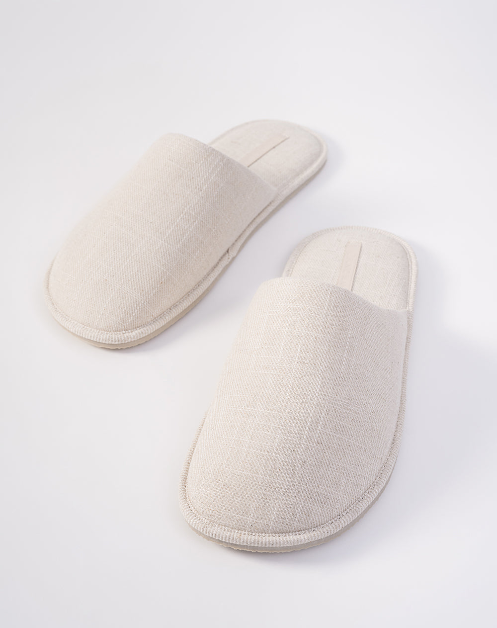 Pantufla tipo mule beige hombre