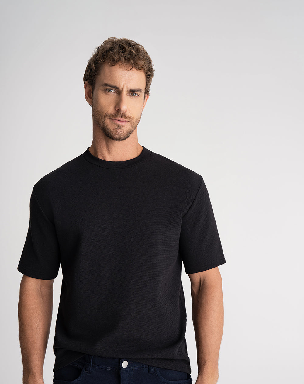 Camiseta regular fit manga corta negra