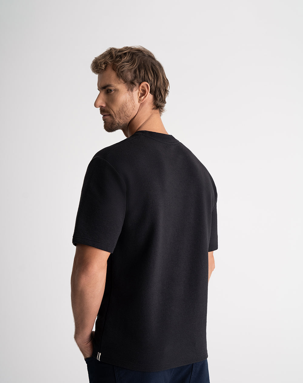 Camiseta regular fit manga corta negra
