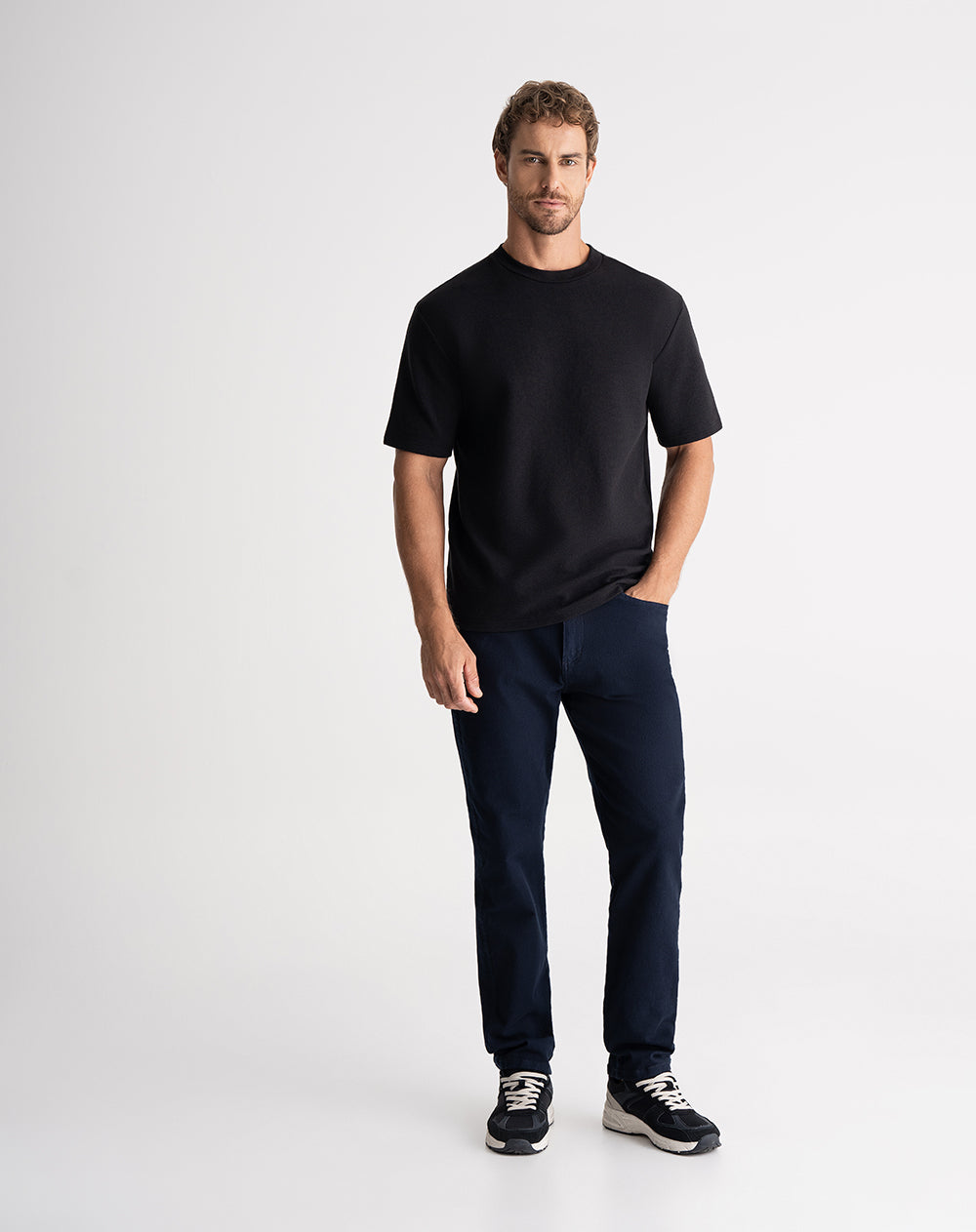 Camiseta regular algodóin negra hombre