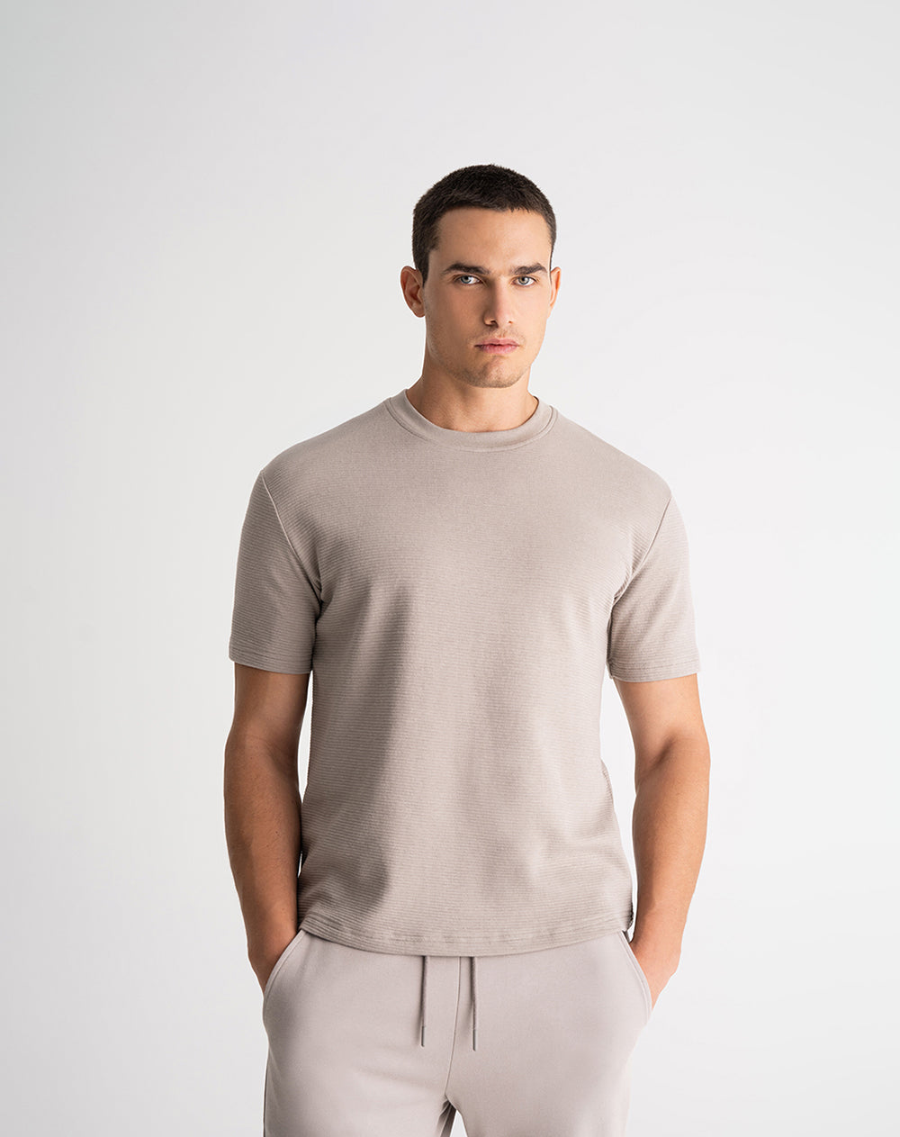 Camiseta regular fit manga corta taupe