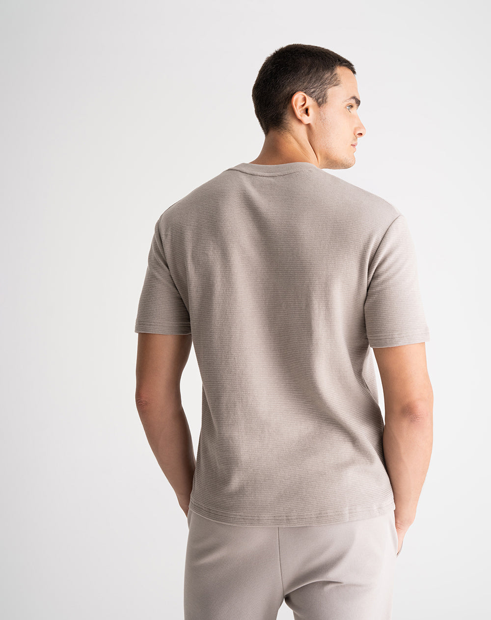 Camiseta regular fit manga corta taupe