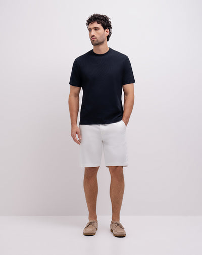 Bermuda semi ajustada blanca hombre